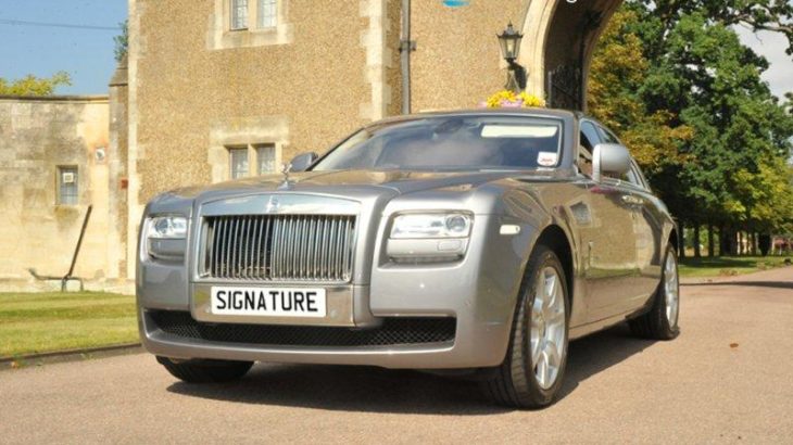 rolls_royce_ghost_with_hotel_entrance_front